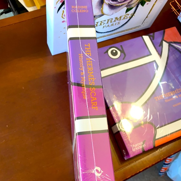 Hermès scarf History & Mystique. Coffee table book. - Picture 3 of 9